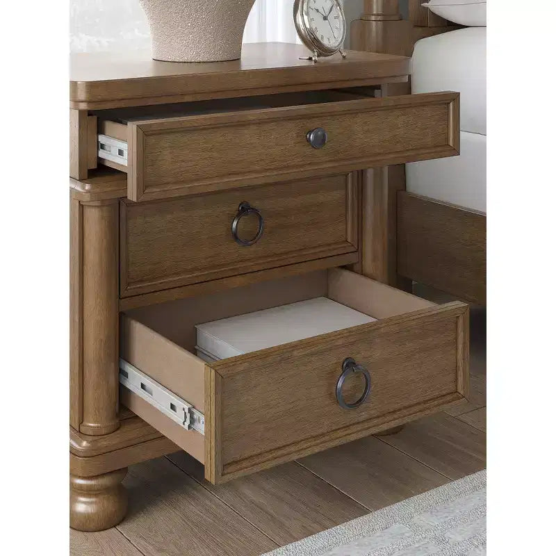 Comodino a 3 cassetti con design a coda di rondine e ricarica USB, marrone