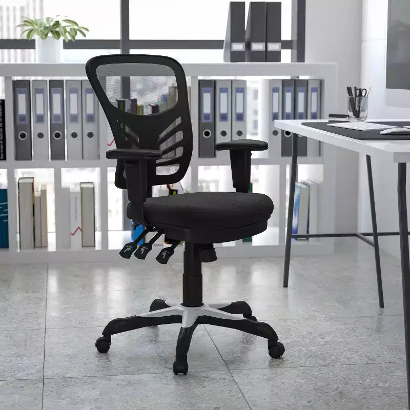 Sedia da ufficio ergonomica in rete con schienale medio e braccioli regolabili